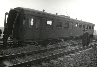 807691 Afbeelding van één van de ontspoorde rijtuigen van trein 1107, grotendeels bestaande electrische rijtuigen mat. ...